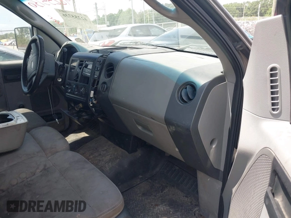 2006 Ford F-150 XL z VIN 1FTRF12W06KB40592, wystawiony jako IAAI lot #42255736 z przebiegiem 206 828 mil mil oraz . Historia ofert i sprzedaży dostępna na DreamBid. Obrazek 5.