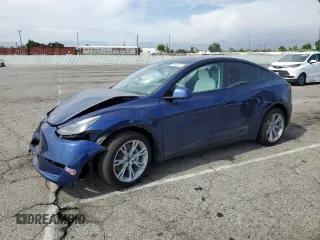 2024 Tesla Model Y Long Range z VIN 7SAYGDEE2RF067498, wystawiony jako Copart lot #57613475 z przebiegiem 13 032 mil mil oraz Szkoda całkowita • Salvage title. Historia ofert i sprzedaży dostępna na DreamBid. Obrazek 1.