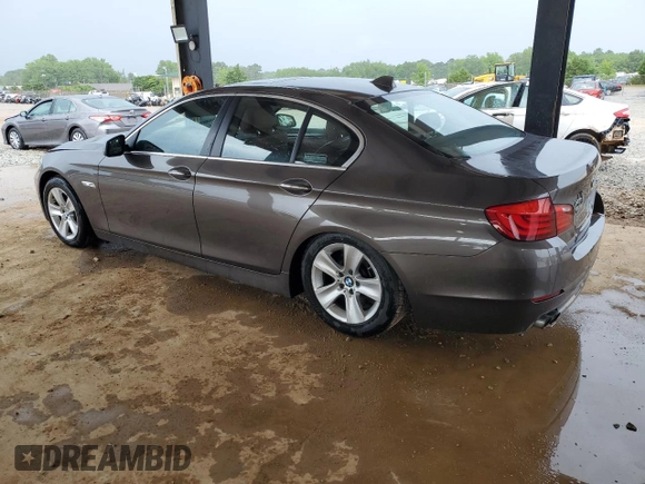 2013 BMW 5 Series 528i xDrive z VIN WBAXH5C57DD112057, wystawiony jako Copart lot #56387035 z przebiegiem Nie podano mil oraz Czysty tytuł • Clean title. Historia ofert i sprzedaży dostępna na DreamBid. Obrazek 2.