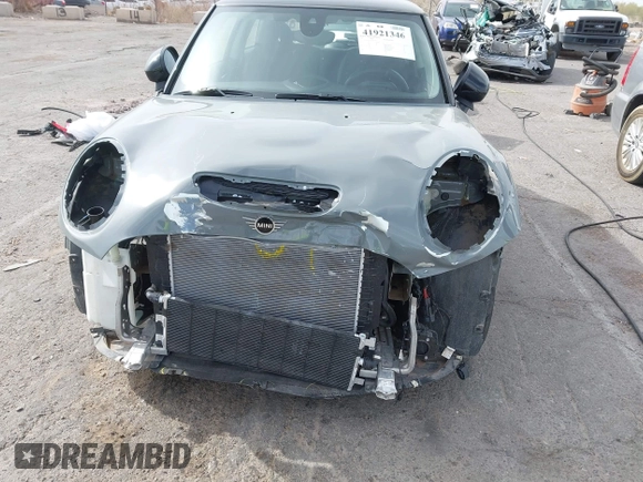 2022 MINI Hardtop Cooper SE z VIN WMW13DJ01N2P85767, wystawiony jako IAAI lot #41921346 z przebiegiem 17 446 mil mil oraz . Historia ofert i sprzedaży dostępna na DreamBid. Obrazek 6.