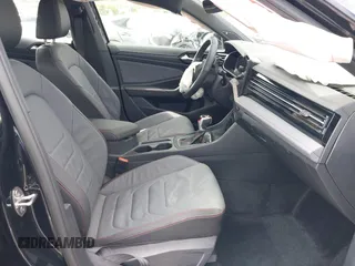 2025 Volkswagen Jetta GLI Autobahn z VIN 3VW2T7BU9SM003551, wystawiony jako IAAI lot #41808269 z przebiegiem 4 038 mil mil oraz . Historia ofert i sprzedaży dostępna na DreamBid. Obrazek 5.