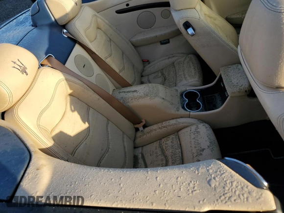 2015 Maserati GranTurismo Sport z VIN ZAM45MMA7F0127538, wystawiony jako Copart lot #75061384 z przebiegiem Nie podano mil oraz Nie do naprawy • Non repairable. Historia ofert i sprzedaży dostępna na DreamBid. Obrazek 10.