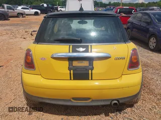 2007 MINI Hardtop z VIN WMWMF33557TT56622, wystawiony jako IAAI lot #42227758 z przebiegiem 145 258 mil mil oraz . Historia ofert i sprzedaży dostępna na DreamBid. Obrazek 16.
