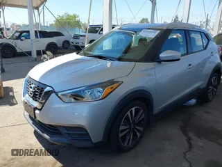 2020 Nissan Kicks SV z VIN 3N1CP5CV2LL538187, wystawiony jako IAAI lot #42225191 z przebiegiem 41 901 mil mil oraz . Historia ofert i sprzedaży dostępna na DreamBid. Obrazek 2.