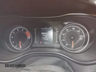 2020 Jeep Cherokee Altitude z VIN 1C4PJMLX6LD501886, wystawiony jako IAAI lot #42118677 z przebiegiem 41 853 mil mil oraz . Historia ofert i sprzedaży dostępna na DreamBid. Obrazek 7.