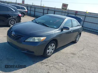 2008 Toyota Camry LE z VIN 4T1BE46K28U770940, wystawiony jako IAAI lot #42229006 z przebiegiem 184 667 mil mil oraz . Historia ofert i sprzedaży dostępna na DreamBid. Obrazek 2.