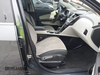 2017 Chevrolet Equinox LS z VIN 2GNALBEK0H1565034, wystawiony jako IAAI lot #42343175 z przebiegiem 139 329 mil mil oraz . Historia ofert i sprzedaży dostępna na DreamBid. Obrazek 5.