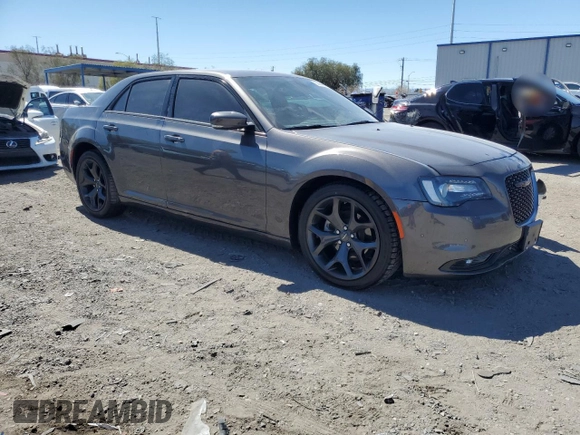2022 Chrysler 300 S z VIN 2C3CCABG6NH154269, wystawiony jako Copart lot #50454985 z przebiegiem 50 538 mil mil oraz Szkoda całkowita • Salvage title. Historia ofert i sprzedaży dostępna na DreamBid. Obrazek 4.