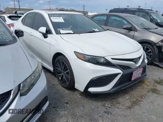 2023 Toyota Camry SE z VIN 4T1S11AKXPU155472, wystawiony jako IAAI lot #41900726 z przebiegiem 13 418 mil mil oraz . Historia ofert i sprzedaży dostępna na DreamBid. Obrazek 1.