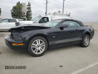 2005 Ford Mustang GT Deluxe z VIN 1ZVFT85H355174666, wystawiony jako Copart lot #59599315 z przebiegiem 99 441 mil mil oraz Czysty tytuł • Clean title. Historia ofert i sprzedaży dostępna na DreamBid. Obrazek 1.