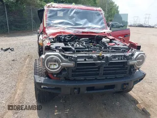 2023 Ford Bronco z VIN 1FMDE5BH8PLB24394, wystawiony jako IAAI lot #42449638 z przebiegiem 96 046 mil mil oraz . Historia ofert i sprzedaży dostępna na DreamBid. Obrazek 6.