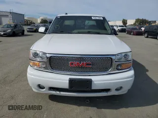 2005 GMC Sierra Denali z VIN 2GTEK63N951344416, wystawiony jako Copart lot #45877865 z przebiegiem 150 707 mil mil oraz Nie do naprawy. Historia ofert i sprzedaży dostępna na DreamBid. Obrazek 5.
