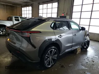 2023 Toyota bZ4X XLE z VIN JTMABACA4PA020538, wystawiony jako Copart lot #81643063 z przebiegiem 4 171 mil mil oraz . Historia ofert i sprzedaży dostępna na DreamBid. Obrazek 3.
