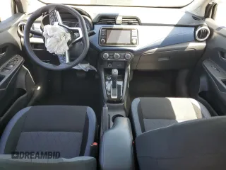 2025 Nissan Versa SV z VIN 3N1CN8EV1SL817021, wystawiony jako Copart lot #58667985 z przebiegiem 14 085 mil mil oraz Szkoda całkowita • Salvage title. Historia ofert i sprzedaży dostępna na DreamBid. Obrazek 8.