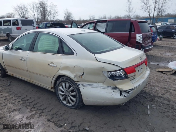2008 Hyundai Azera Limited with VIN KMHFC46F18A306212, listed as a IAAI auction lot 42025792 with 230,350 mi miles. Bid and sale history available at carsss.com. Image 3.