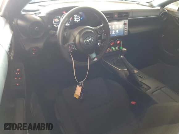 2024 Toyota 86 z VIN JF1ZNBB17R9755378, wystawiony jako Copart lot #47601375 z przebiegiem 6 697 mil mil oraz Szkoda całkowita • Salvage title. Historia ofert i sprzedaży dostępna na DreamBid. Obrazek 8.
