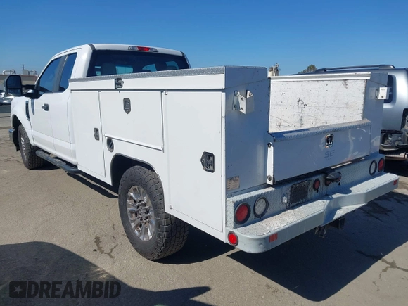 2017 Ford F-250 XL z VIN 1FD7X2A62HEB54633, wystawiony jako IAAI lot #42272440 z przebiegiem 76 521 mil mil oraz . Historia ofert i sprzedaży dostępna na DreamBid. Obrazek 3.
