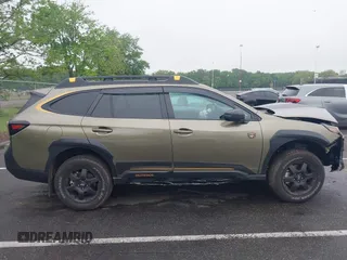2025 Subaru Outback Wilderness z VIN 4S4BTGUDXS3233676, wystawiony jako IAAI lot #42219497 z przebiegiem 2 001 mil mil oraz . Historia ofert i sprzedaży dostępna na DreamBid. Obrazek 13.