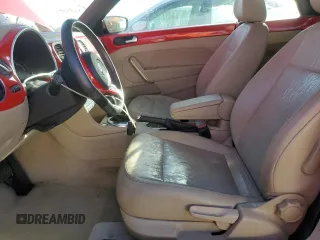 2014 Volkswagen Beetle 1.8T w/Premium z VIN 3VW517AT9EM819966, wystawiony jako Copart lot #76990014 z przebiegiem Nie podano mil oraz Nie do naprawy • Non repairable. Historia ofert i sprzedaży dostępna na DreamBid. Obrazek 7.