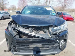 2018 Toyota Highlander SE z VIN 5TDJZRFH9JS551134, wystawiony jako IAAI lot #41904789 z przebiegiem 176 321 mil mil oraz . Historia ofert i sprzedaży dostępna na DreamBid. Obrazek 6.