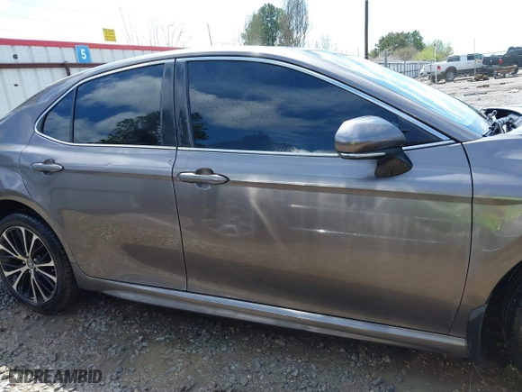 2018 Toyota Camry LE with VIN 4T1B11HK2JU578575, listed as a IAAI auction lot 41850389 with 213,235 mi miles. Bid and sale history available at carsss.com. Image 13.