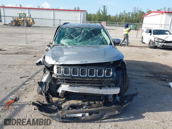 2020 Jeep Compass Altitude z VIN 3C4NJCBB6LT235321, wystawiony jako IAAI lot #42497160 z przebiegiem 25 615 mil mil oraz . Historia ofert i sprzedaży dostępna na DreamBid. Obrazek 6.