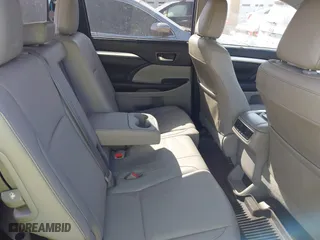 2019 Toyota Highlander SE with VIN 5TDJZRFH1KS603437, listed as a IAAI auction lot 41748341 with 67,814 mi miles. Bid and sale history available at carsss.com. Image 8.