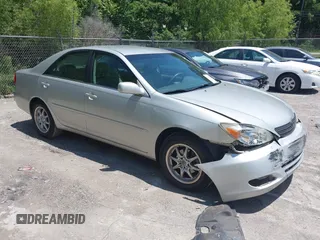 2002 Toyota Camry LE z VIN 4T1BE32K02U630523, wystawiony jako IAAI lot #42330724 z przebiegiem 138 459 mil mil oraz . Historia ofert i sprzedaży dostępna na DreamBid. Obrazek 1.
