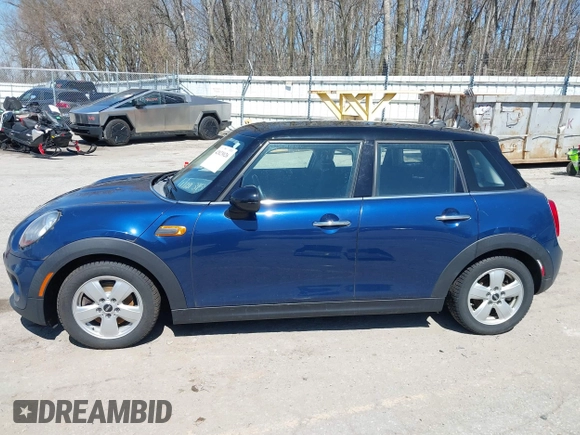 2015 MINI Hardtop 4 Door z VIN WMWXS5C58FT829805, wystawiony jako IAAI lot #42023026 z przebiegiem 141 330 mil mil oraz . Historia ofert i sprzedaży dostępna na DreamBid. Obrazek 14.
