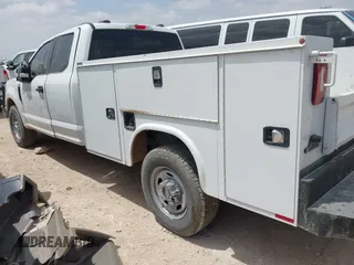 2022 Ford F-250 XL z VIN 1FD7X2A60NEF90764, wystawiony jako IAAI lot #42086688 z przebiegiem 108 681 mil mil oraz . Historia ofert i sprzedaży dostępna na DreamBid. Obrazek 3.