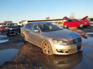 2013 Volkswagen Passat SE z VIN 1VWBP7A3XDC014110, wystawiony jako IAAI lot #38632789 z przebiegiem 217 882 mil mil oraz . Historia ofert i sprzedaży dostępna na DreamBid. Obrazek 1.