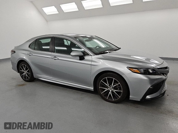 2022 Toyota Camry SE with VIN 4T1G11AK1NU670511, listed as a Copart auction lot 52487225 with 57,583 mi miles and Clean Title. Bid and sale history available at DreamBid. Image 4.