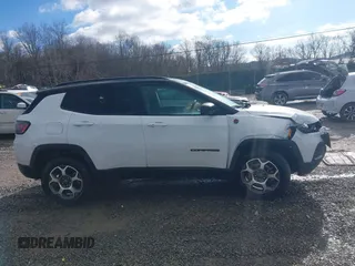 2022 Jeep Compass Trailhawk z VIN 3C4NJDDB7NT226018, wystawiony jako IAAI lot #40929794 z przebiegiem 25 702 mil mil oraz . Historia ofert i sprzedaży dostępna na DreamBid. Obrazek 13.