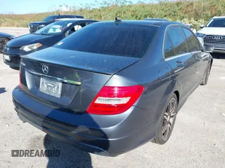 2013 Mercedes-Benz C 250 Sport z VIN WDDGF4HB8DA836820, wystawiony jako IAAI lot #40713290 z przebiegiem Nie podano mil oraz . Historia ofert i sprzedaży dostępna na DreamBid. Obrazek 4.