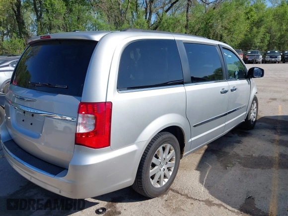 2011 Chrysler Town & Country Touring L z VIN 2A4RR8DG8BR712567, wystawiony jako IAAI lot #42078288 z przebiegiem 144 409 mil mil oraz . Historia ofert i sprzedaży dostępna na DreamBid. Obrazek 4.