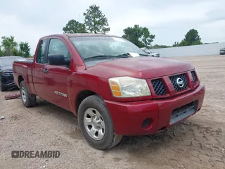 2006 Nissan Titan SE z VIN 1N6BA06A16N532176, wystawiony jako IAAI lot #42521655 z przebiegiem 185 571 mil mil oraz . Historia ofert i sprzedaży dostępna na DreamBid. Obrazek 1.