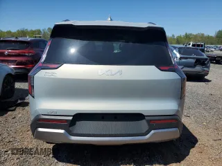 2024 Kia EV9 Wind z VIN KNDAFFS57R6050905, wystawiony jako Copart lot #53863965 z przebiegiem 10 210 mil mil oraz Szkoda całkowita • Salvage title. Historia ofert i sprzedaży dostępna na DreamBid. Obrazek 6.