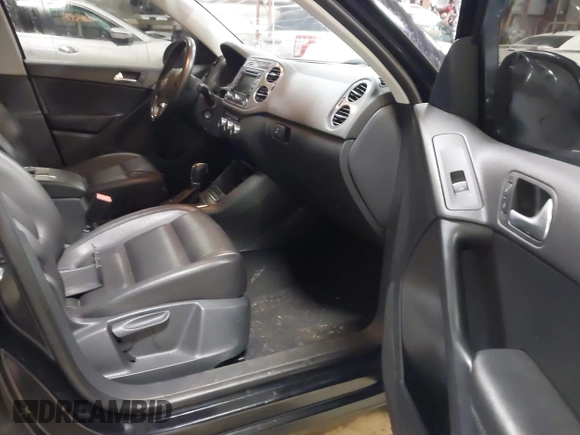 2013 Volkswagen Tiguan SE z VIN WVGBV7AX3DW508802, wystawiony jako IAAI lot #41471406 z przebiegiem 102 426 mil mil oraz . Historia ofert i sprzedaży dostępna na DreamBid. Obrazek 5.