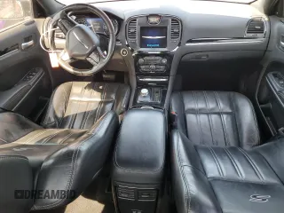 2019 Chrysler 300 S z VIN 2C3CCABG5KH585486, wystawiony jako Copart lot #48126285 z przebiegiem 131 088 mil mil oraz Szkoda całkowita • Salvage title. Historia ofert i sprzedaży dostępna na DreamBid. Obrazek 8.