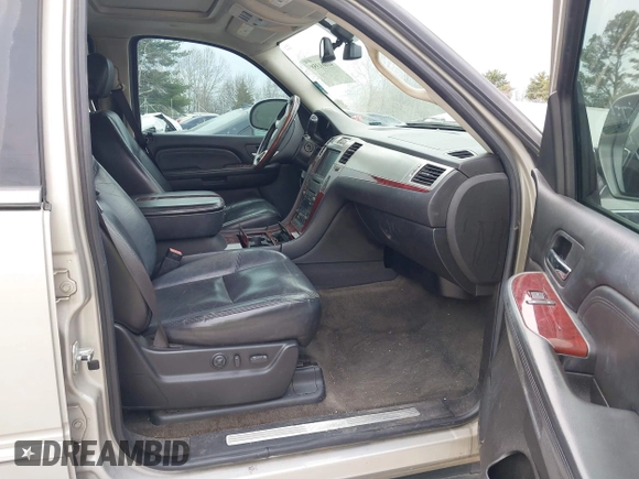 2007 Cadillac Escalade z VIN 1GYFK63897R173007, wystawiony jako IAAI lot #41661358 z przebiegiem 275 328 mil mil oraz . Historia ofert i sprzedaży dostępna na DreamBid. Obrazek 5.