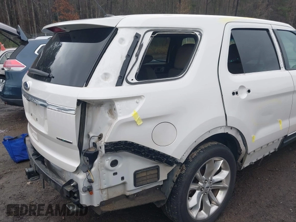 2013 Ford Explorer XLT with VIN 1FM5K7D83DGC67232, listed as a IAAI auction lot 41032227 with 151,518 mi miles. Bid and sale history available at carsss.com. Image 6.