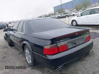 2002 Cadillac Seville Touring STS z VIN 1G6KY54982U239673, wystawiony jako IAAI lot #41657709 z przebiegiem 92 224 mil mil oraz . Historia ofert i sprzedaży dostępna na DreamBid. Obrazek 3.