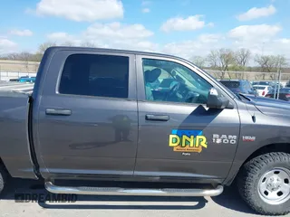 2018 Ram 1500 SSV z VIN 1C6RR7XT1JS270616, wystawiony jako IAAI lot #42080855 z przebiegiem 129 819 mil mil oraz . Historia ofert i sprzedaży dostępna na DreamBid. Obrazek 13.