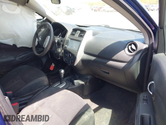 2019 Nissan Versa SV z VIN 3N1CN7AP1KL871484, wystawiony jako IAAI lot #42160363 z przebiegiem 91 012 mil mil oraz . Historia ofert i sprzedaży dostępna na DreamBid. Obrazek 5.