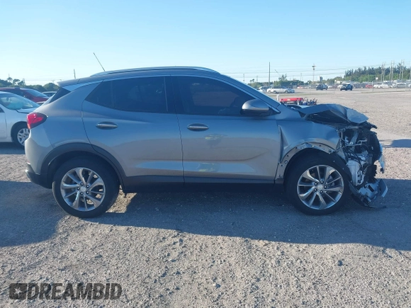 2023 Buick Encore GX Essence z VIN KL4MMFSL5PB124516, wystawiony jako IAAI lot #41293629 z przebiegiem 7 412 mil mil oraz . Historia ofert i sprzedaży dostępna na DreamBid. Obrazek 13.