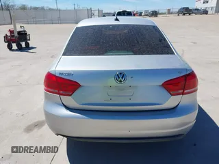 2014 Volkswagen Passat S z VIN 1VWAT7A32EC120334, wystawiony jako IAAI lot #41797929 z przebiegiem 162 246 mil mil oraz . Historia ofert i sprzedaży dostępna na DreamBid. Obrazek 16.