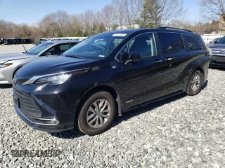 2021 Toyota Sienna XLE with VIN 5TDJRKEC3MS052931, listed as a Copart auction lot 53425605 with 101,302 mi miles and Salvage title. Bid and sale history available at DreamBid. Image 1.