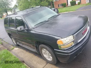 2003 GMC Yukon Denali z VIN 1GKEK63UX3J280398, wystawiony jako Copart lot #61678695 z przebiegiem 267 967 mil mil oraz Czysty tytuł • Clean title. Historia ofert i sprzedaży dostępna na DreamBid. Obrazek 1.