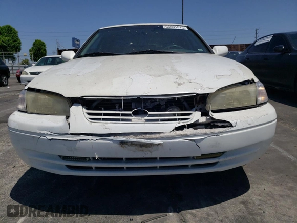 1997 Toyota Camry LE z VIN 4T1BG22K1VU780603, wystawiony jako Copart lot #56991075 z przebiegiem 136 511 mil mil oraz Czysty tytuł • Clean title. Historia ofert i sprzedaży dostępna na DreamBid. Obrazek 5.