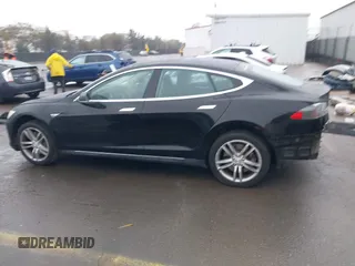 2013 Tesla Model S с VIN 5YJSA1CN0DFP20408, выставлен на аукционе IAAI как лот 41524470 с пробегом Не указан миль и . История ставок и продаж доступна на DreamBid. Изображение 15.